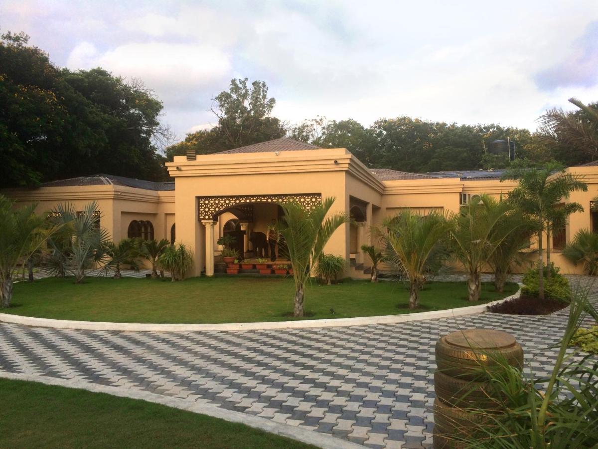 ואדודרה Laxmi Film City Resort מראה חיצוני תמונה