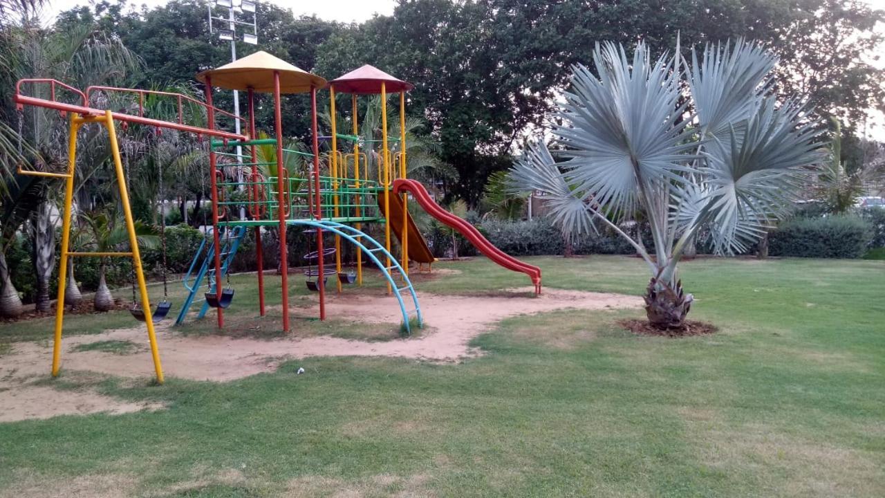 ואדודרה Laxmi Film City Resort מראה חיצוני תמונה