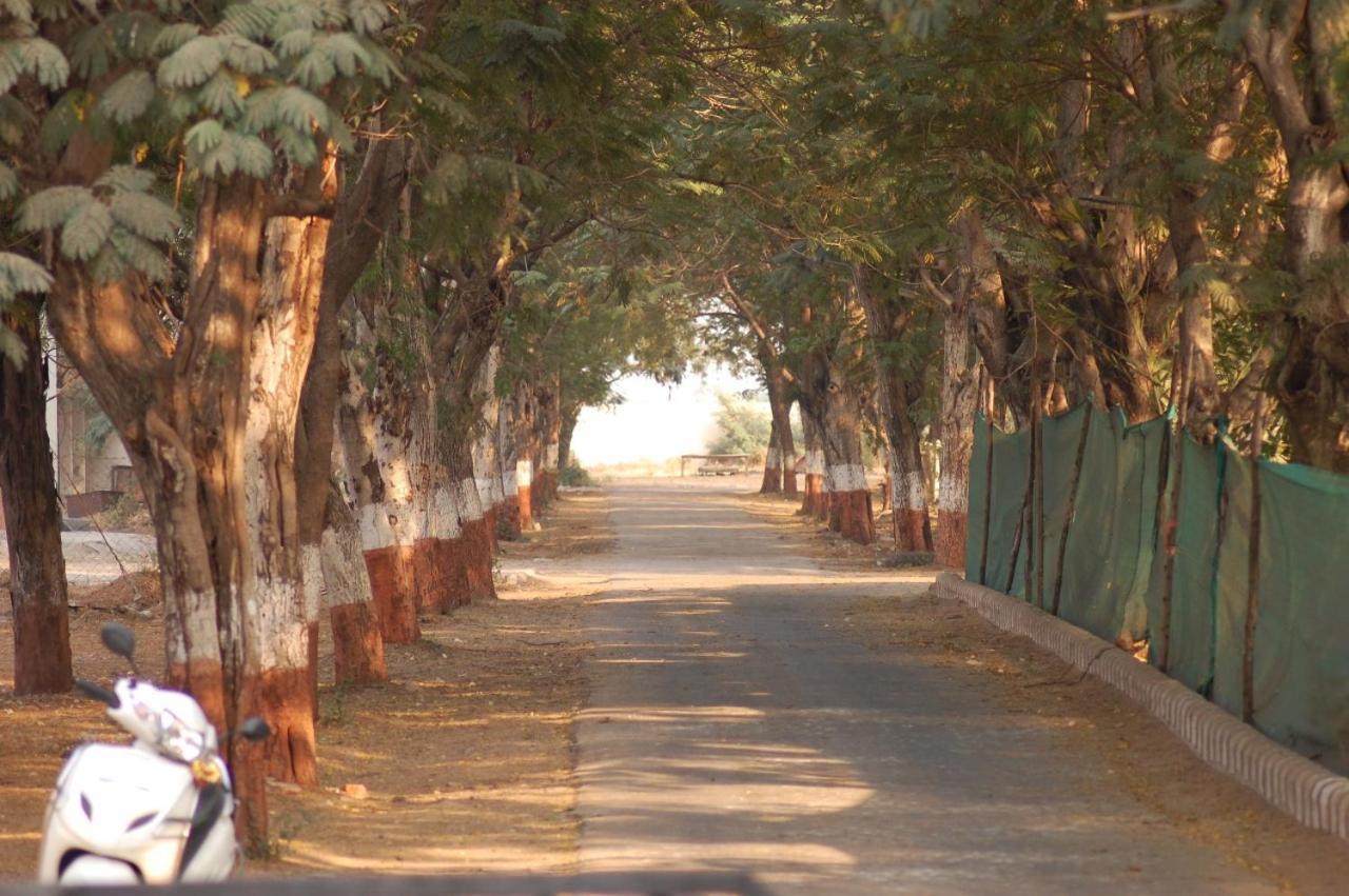 ואדודרה Laxmi Film City Resort מראה חיצוני תמונה