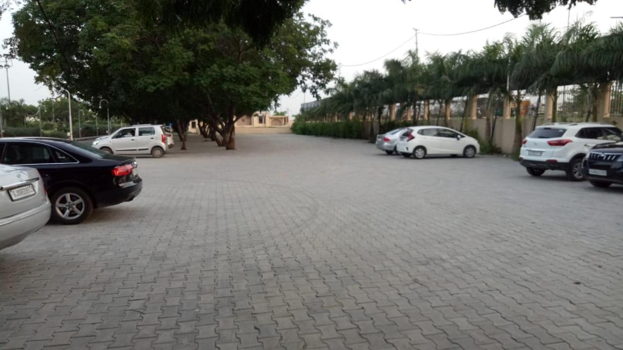 ואדודרה Laxmi Film City Resort מראה חיצוני תמונה