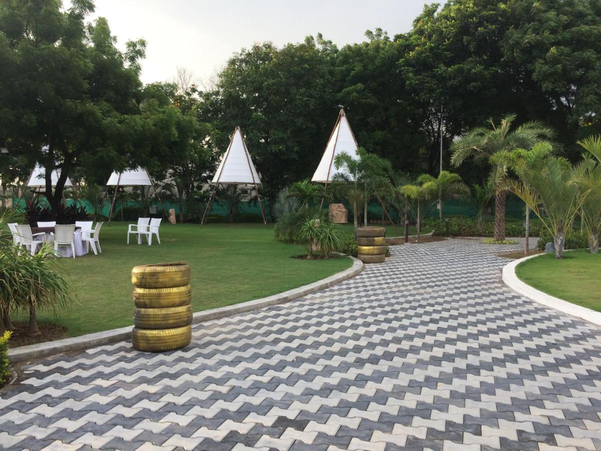 ואדודרה Laxmi Film City Resort מראה חיצוני תמונה